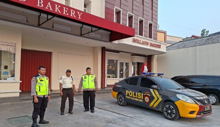 Jaga Kamtibmas, Patroli Samapta Polsek Telukjambe Barat Sampaikan Imbauan kepada Security Pertokoan di Gate Tol Karawang Barat