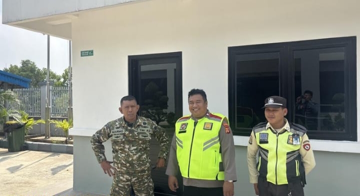 Jaga Kamtibmas, Bhabinkamtibmas Polsek Telukjambe Barat bersama Anggota Koramil, Sampaikan Imbauan kepada Security PT. GB Light 