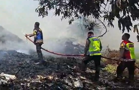 Kesigapan Personel Polsek Klari Tangani Kebakaran di Gudang Limbah Dusun Sembang ‎