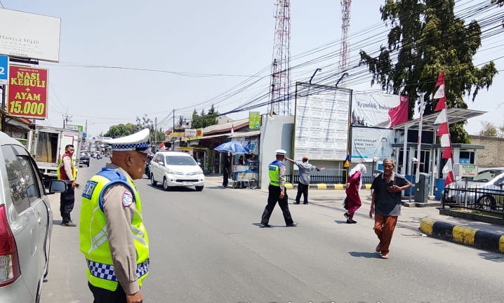 Pastikan Penyeberang Jalan Aman, Polsek Klari Giat Sapa Pagi dan Pengaturan Lalu Lintas