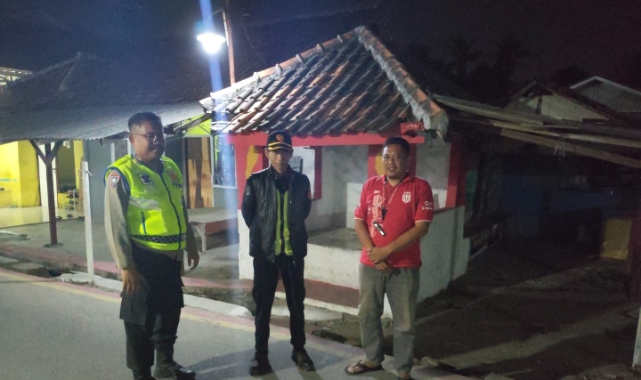 Bhabinkamtibmas Polsek Klari Patroli Malam, Sapa Warga Saat Ronda Malam