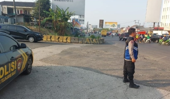 Personel Patroli Polsek Telukjambe Barat Pastikan Exit Tol Karawang Barat Aman dan Kondusif ‎