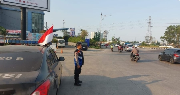 Personil Polsek Telukjambe Barat Lakukan Patroli di Bunderan Novotel