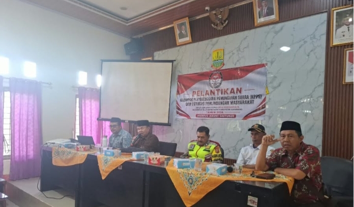 Personel Polsek Telukjambe Barat Hadiri Pelantikan KPPS dan PPM untuk Pemilihan Kepala Desa Karangmulya