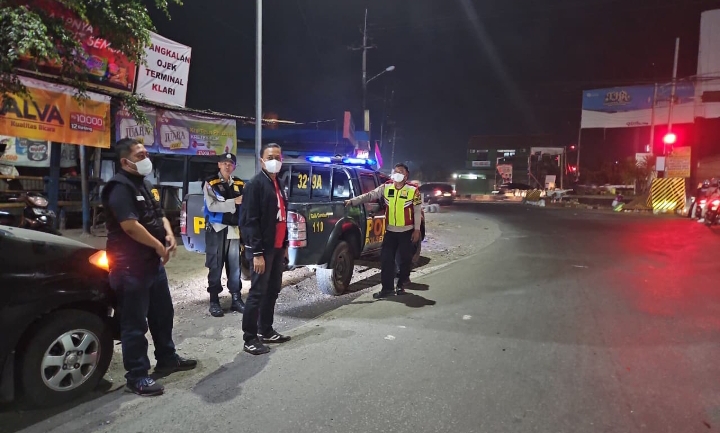 Antisipasi Kepulangan Suporter Persib Bobotoh Viking, Personel Gabungan Polsek Klari Lakukan Pengamanan di Interchange Tol Karawang Timur
