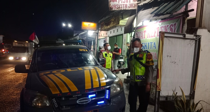 Patroli Malam Polsek Klari Pastikan Desa Gintungkerta Aman dan Kondusif