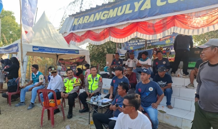 Personel Polsek Telukjambe Barat Amankan Final Sepak Bola Karangmulya Cup dalam Rangka HUT ke-81 RI