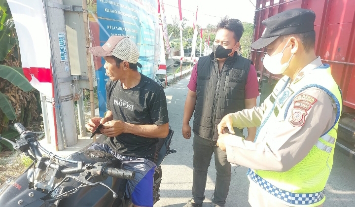 Antisipasi Potensi Dampak Aktivitas Anak Gunung Krakatau, Polsek Telukjambe Barat Bagikan Masker kepada Masyarakat
