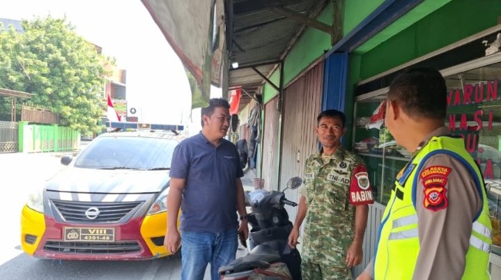 Sinergitas TNI-Polri, Personel Polsek Telukjambe Barat Bersama Anggota Koramil Patroli Pastikan Desa Karangmulya Kondusif