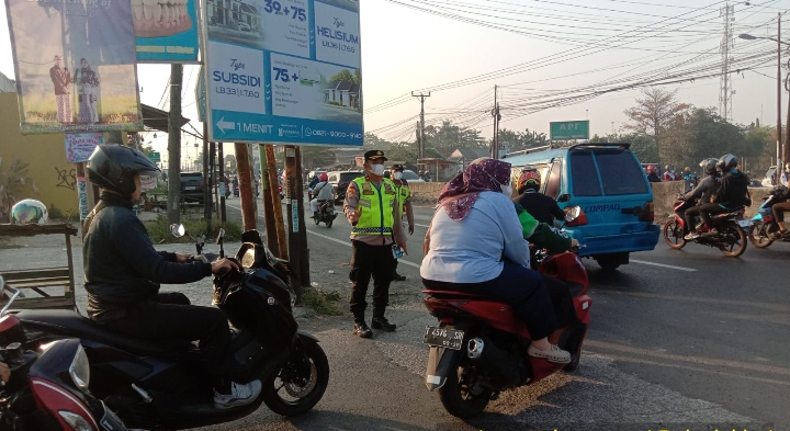 Kapolsek Gelar Sapa Pagi, Atur Lalin dan Imbau Warga Gunakan Masker Antisipasi Abu Vulkanik Anak Krakatau