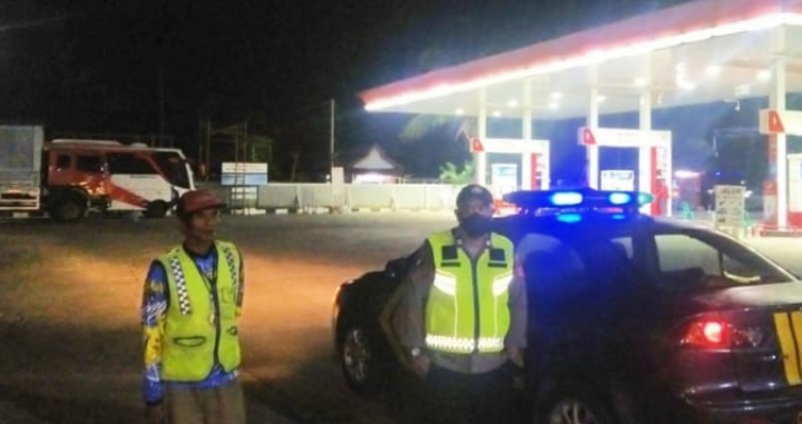 Patroli Malam Polsek Jatisari Pastikan SPBU Sukamaju Aman dan Kondusif