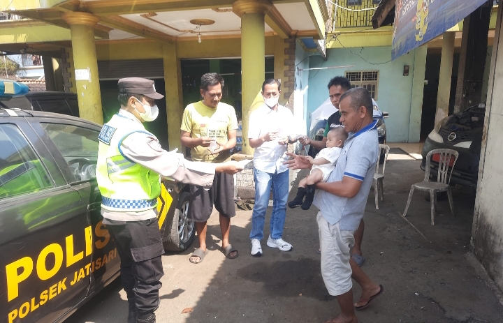 Antisipasi Dampak Abu Vulkanik Anak Gunung Krakatau, Personil Polsek Jatisari Bagikan Masker kepada Masyarakat