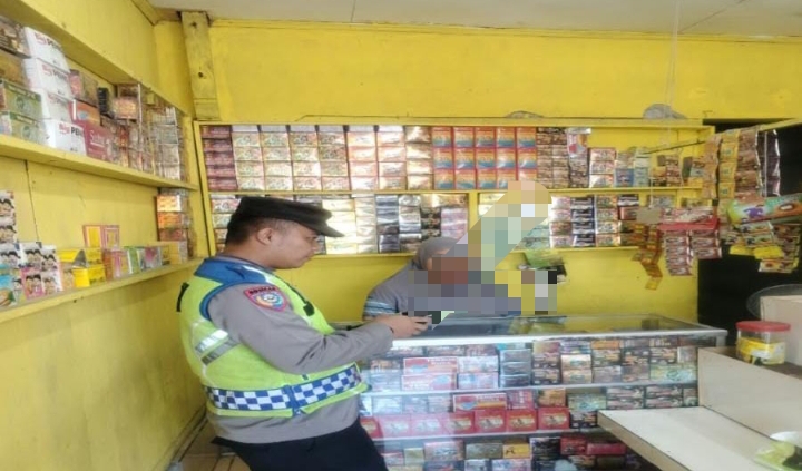 Prekat Polsek Banyusari Gelar Razia Miras Demi Terciptanya Situasi Kamtibmas Kondusif