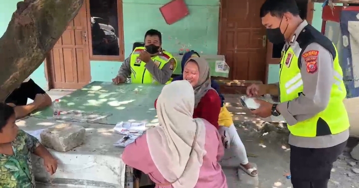 Polsek Telukjambe Barat Bagikan Masker, Antisipasi Dampak Abu Vulkanik Gunung Anak Krakatau