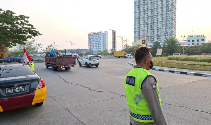 Bunderan Novotel, Personil Polsek Telukjambe Barat Lakukan Patroli Strong Point. 
