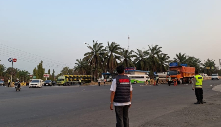 Personil Polsek Telukjambe Barat Lakukan Patroli Strong Point di Gate Tol Karawang Barat