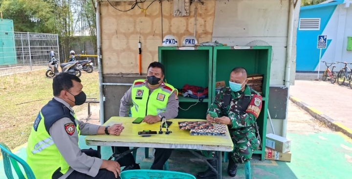 Sinergi TNI-Polri, Polsek Telukjambe Barat Ngawangkong Bahas Kamtibmas Di Desa Binaan