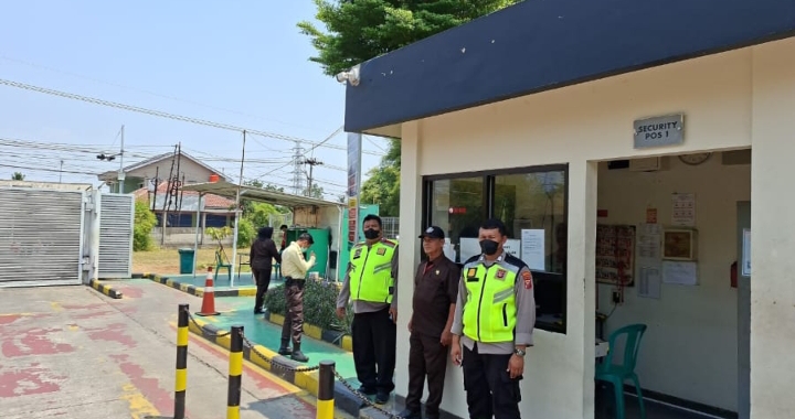 Personil Patroli Polsek Telukjambe Barat Sampaikan Imbauan Kamtibmas kepada Security Glicowings