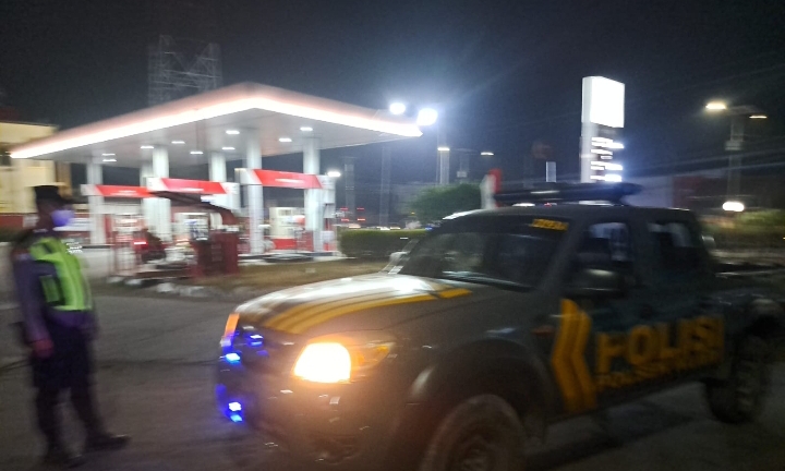 Polsek Klari Lakukan Patroli Malam Pastikan SPBU Aman dan Kondusif