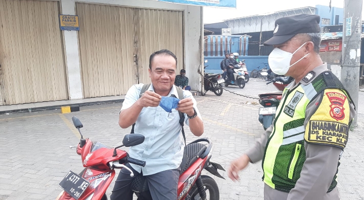 Polsek Klari Bagikan Masker di Pertigaan Kopel, Antisipasi Dampak Abu Vulkanik Gunung Anak Krakatau