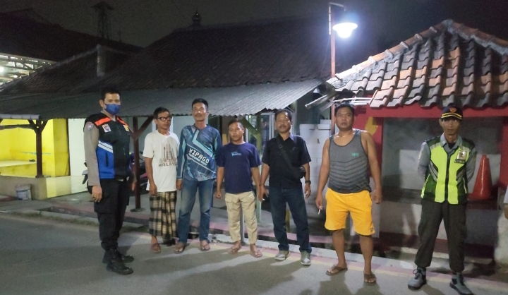 Personil Polsek Klari Patroli Malam, Sapa Warga Saat Melaksanakan Ronda Malam