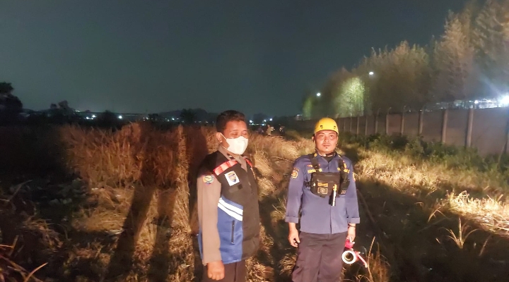 Patroli Malam Polsek Telukjambe Barat Pastikan Keamanan di Samping Gudang PT Distribusindo Raya
