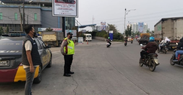 Pastikan Bunderan Novotel Aman dan Lancar, Personil Polsek Telukjambe Barat Lakukan Patroli