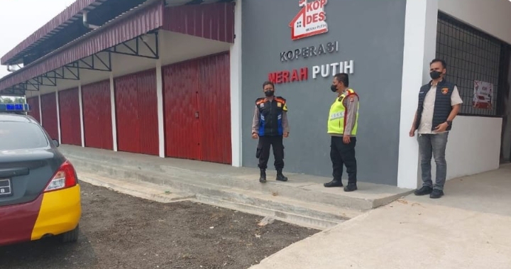Personel Polsek Telukjambe Barat Kontrol Gedung Koperasi Merah Putih di Desa Wanasari
