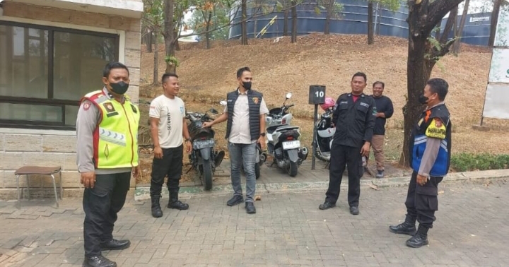 Personil Patroli Polsek Telukjambe Barat Sampaikan Imbauan Kamtibmas kepada Security Graha Sentosa