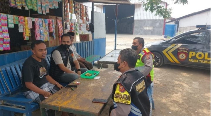 Personil Polsek Telukjambe Barat Melaksanakan Patroli Sapa Warga Imbau Kamtibmas ‎
