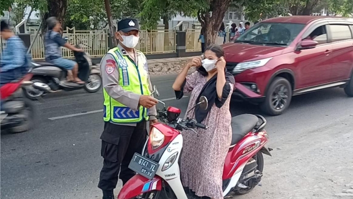 Polsek Telagasari Bagikan Masker kepada Masyarakat, Antisipasi Paparan Abu Vulkanik