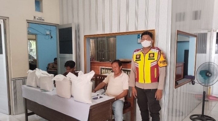 Bhabinkamtibmas Polsek Jatisari Pantau Pendistribusian Bantuan Beras kepada Warga Desa Pacing ‎