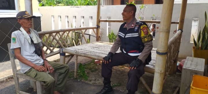Bhabinkamtibmas Polsek Jatisari Melaksanakan Patroli Sapa Warga, Berikan Himbauan Kamtibmas Ke Anggota Linmas