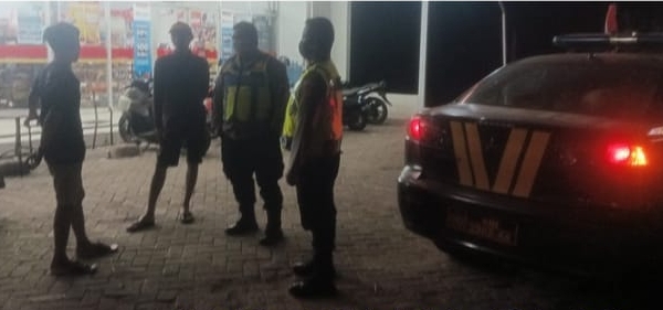 Patroli Malam Polsek Jatisari Sapa Warga di Depan Alfamart Cirejag
