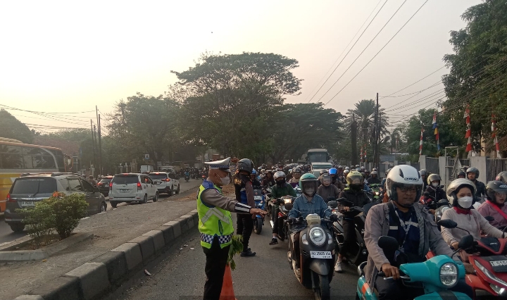 Sapa Pagi, Personel Polsek Klari Sigap Urai Kemacetan di Jalan Klari–Kosambi