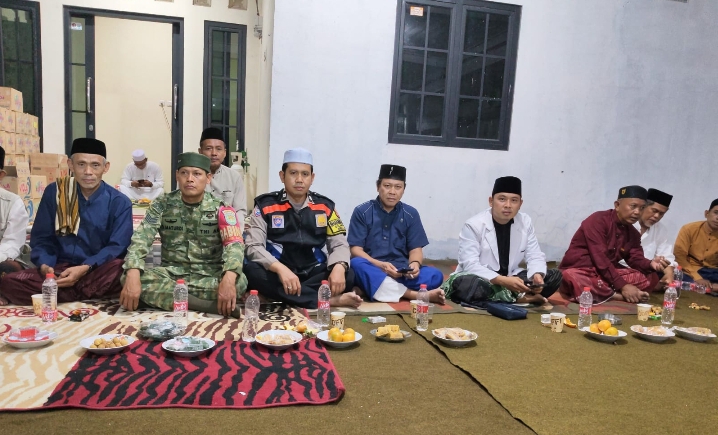 Bhabinkamtibmas Polsek Klari Hadiri Peringatan Maulid Nabi Muhammad SAW 1448 H di Kantor Desa Walahar