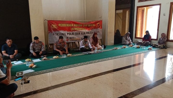 Polsek Klari Rutin Gelar Binrohtal untuk Perkuat Iman dan Mental Personel