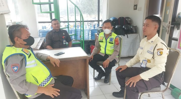 Personel Polsek Telukjambe Barat Berikan Binluh Kamtibmas kepada Anggota Security