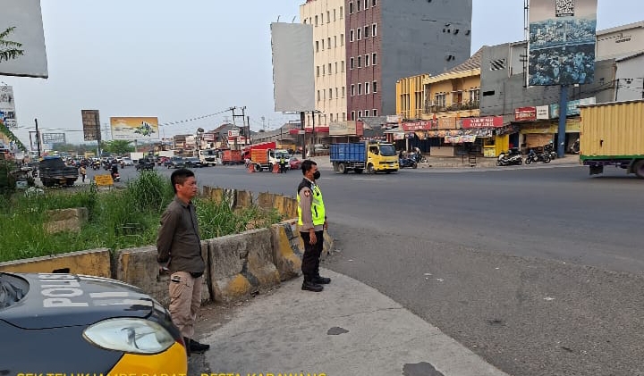 Personel Polsek Telukjambe Barat Melaksanakan Strong Point di Jalan Raya Akses Kawasan KIIC, Desa Margakaya ‎