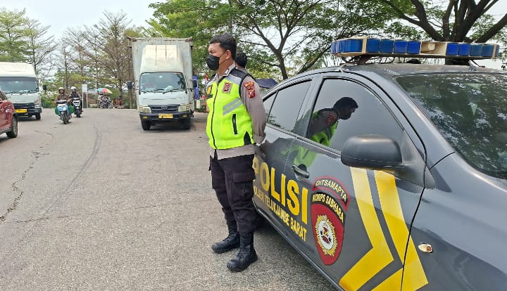 Personel Polsek Telukjambe Barat Lakukan Strong Point di Jalan Raya Bunderan ‎