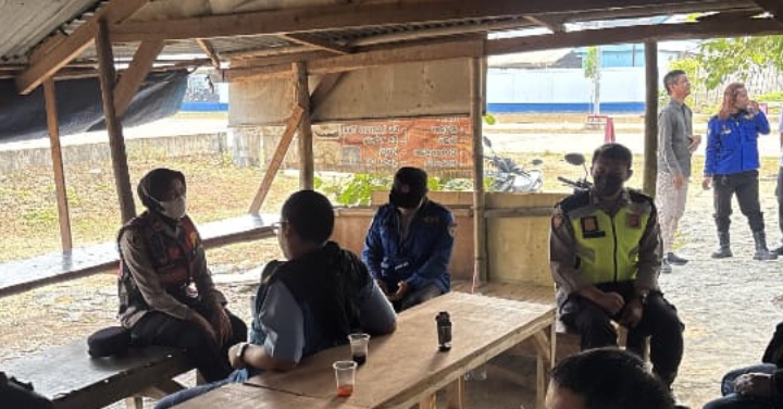 Sapa Warga di Kawasan Industri Bintang, Kapolsek Telukjambe Barat Ajak Warga Bersama Jaga Kamtibmas
