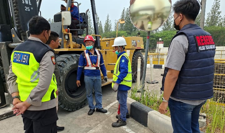 Patroli Sapa Warga di KJIE, Personel Polsek Telukjambe Barat Sampaikan Imbauan Kamtibmas ‎
