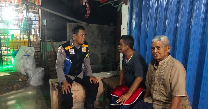 Patroli Malam, Bhabinkamtibmas Polsek Klari Sapa Warga Belendung dan Sampaikan Imbauan Kamtibmas