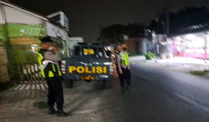 Antisipasi Gukamtibmas, Patroli Malam Polsek Klari Strong Poin di Jalan Raya Walahar.