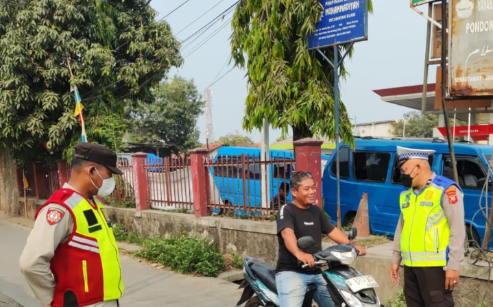 Tertibkan Knalpot Brong, Personel Polsek Klari Berikan Teguran kepada Pengendara