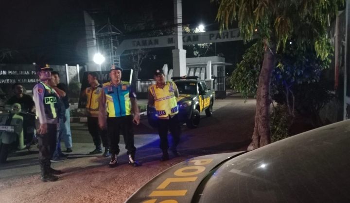 Polsek Klari Kawal Bus Suporter The Jakmania dari Purwasari Menuju Pasar Kosambi ‎