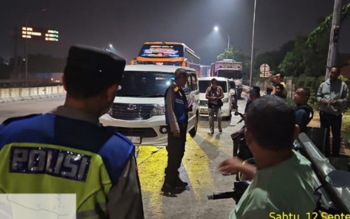 Personel Polsek Klari Lakukan Pengamanan Kepulangan Suporter The Jakmania di Koster dan KM 57