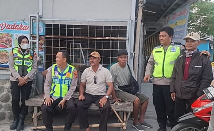 Patroli Kamtibmas, Kapolsek Telukjambe Barat Sapa Warga Dusun Ciketing