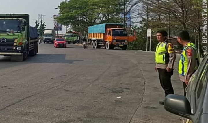 Personel Polsek Telukjambe Barat Lakukan Patroli Sapa Warga di Bunderan