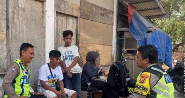 Personel Polsek Telukjambe Barat Imbau Kamtibmas Kepada Warga Desa Wanasari